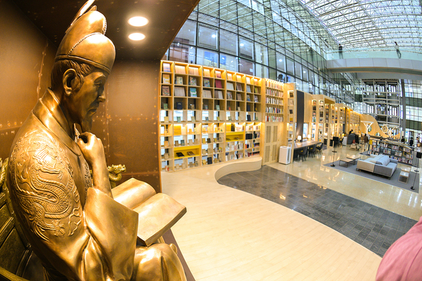 ▲ 세종시청 한글사랑 세종 책문화센터에 설치된 세종대왕 동상.  세종시 제공