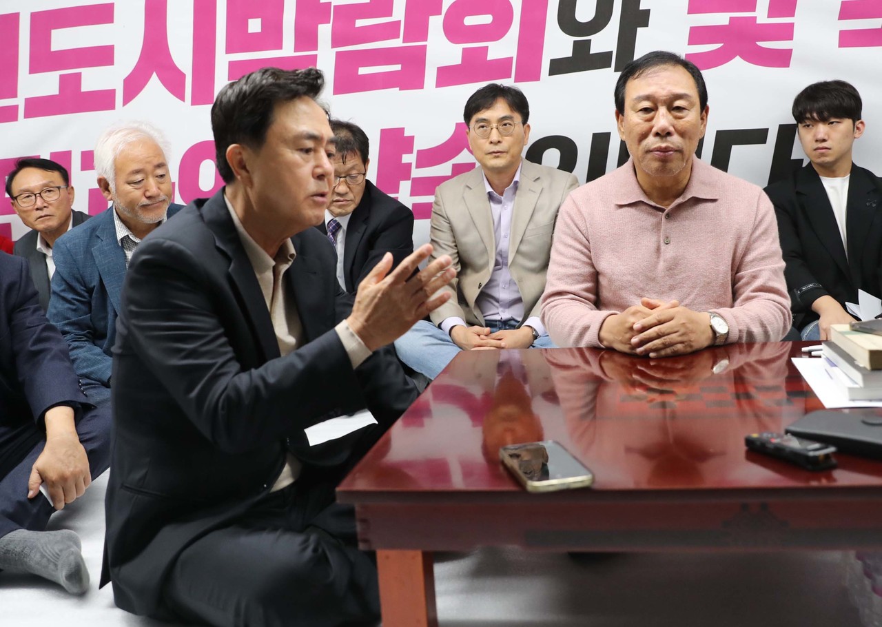 김태흠 충남지사(왼쪽)가 6일 오후 국제정원도시박람회와 빛 축제 예산안 통과를 촉구하며 세종시청 앞에서 단식농성 중인 최민호 세종시장을 격려하고 있다. 2024.10.6. 사진=연합뉴스. 