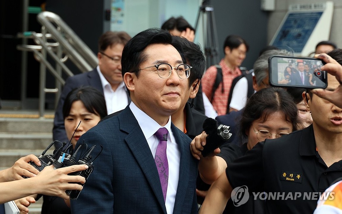 박경귀 충남 아산시장이 지난 7월 9일 오후 대전고등법원에서 열린 파기환송심에서도 벌금 1천500만원을 선고받은 뒤 법원을 나서는 모습 [연합뉴스 자료사진]