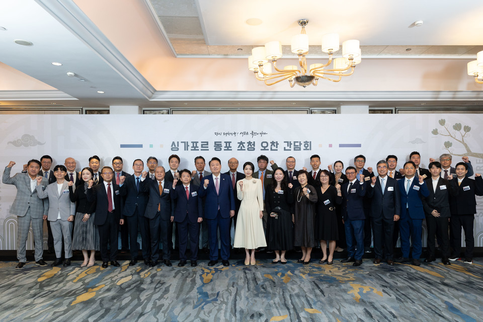 싱가포르를 방문한 윤석열 대통령과 김건희 여사가 9일 오후(현지시간) 싱가포르 샹그릴라 호텔에서 열린 동포 오찬 간담회에서 참석 동포들과 기념촬영을 하고 있다. 2024.10.9 사진=연합뉴스. 