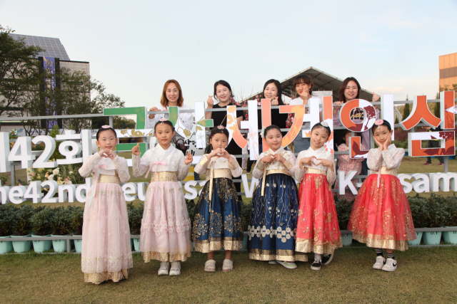 한복을 입고 금산세계인삼축제를 즐기는 관람객 사진= 박래진 독자제공