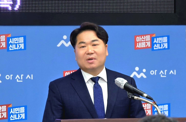 오세현 전 아산시장이 10일 아산시청 브리핑룸에서 박경귀 아산시장 낙마에 따른 본인의 입장을 밝히고 있다. 아산=이 봉 기자