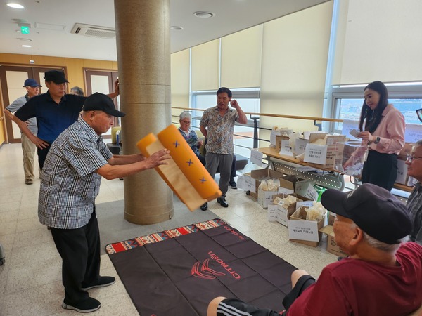 백화노인복지관(태안장로교회 운영)은 지역업체인 거목환경과 하얀유통, ㈜상옥상회 등의 지원으로 지난달 19일 추석 맞이 명절 행사를 진행했다.