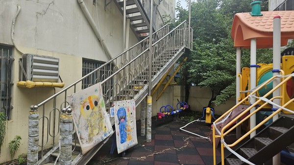 대전 대덕구의 한 폐원 어린이집. 아동이 그린 것으로 보이는 그림이 얼룩으로 뒤덮여 있다. 사진=김중곤 기자 kgony@cctoday.co.kr