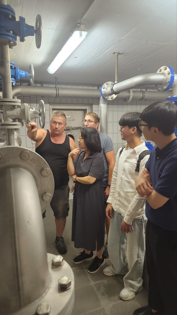 ▲고트하우스 주민자치기구에서 환경·하수·쓰레기처리 분야 집행위원을 맡고 있는 미하엘 나터 씨가 자동화 시스템을 갖춘 식수 시설을 점검하고 있는 모습.