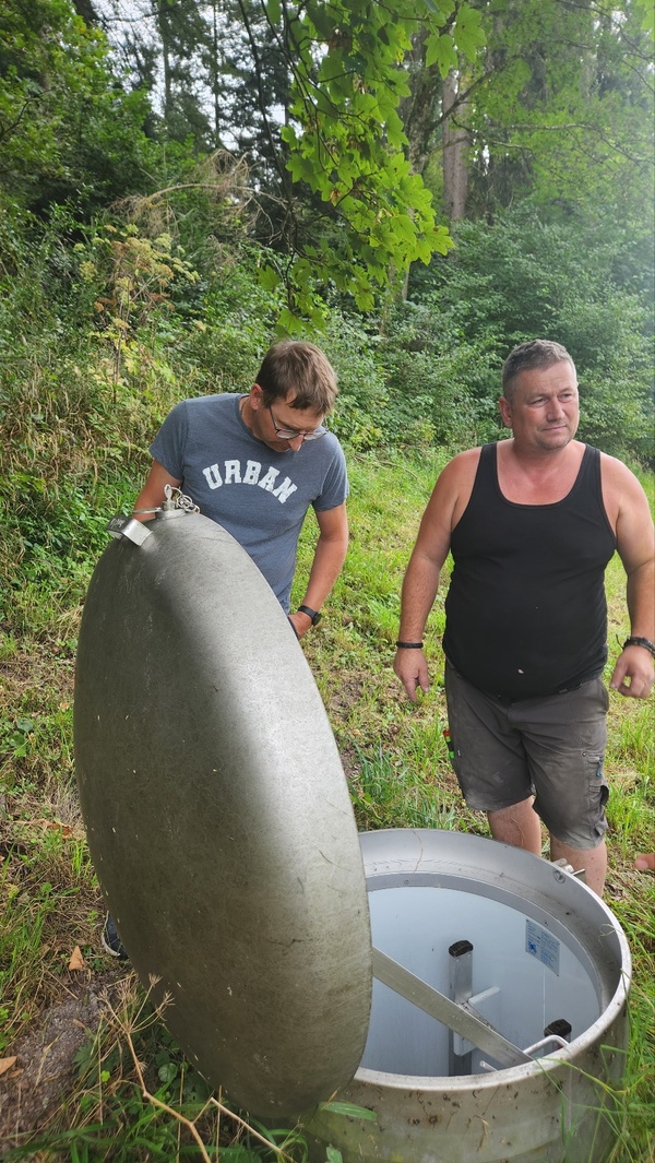 ▲고트하우스 식수시설과 연결된 우물이 숲 속에 설치돼 있다.