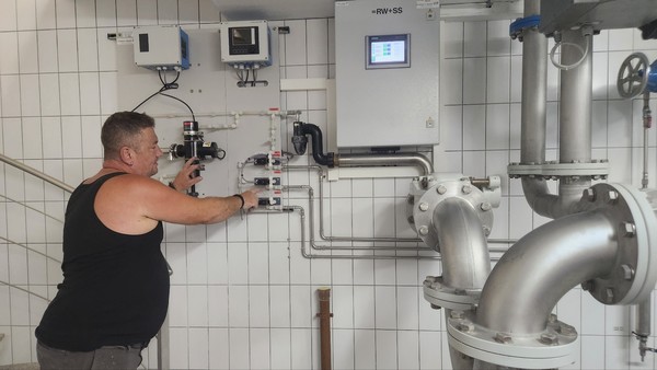 미하엘 나터 씨가 공동취재단에게 고트하우스 식수시설 운영 시스템 등을 설명하고 있다. 