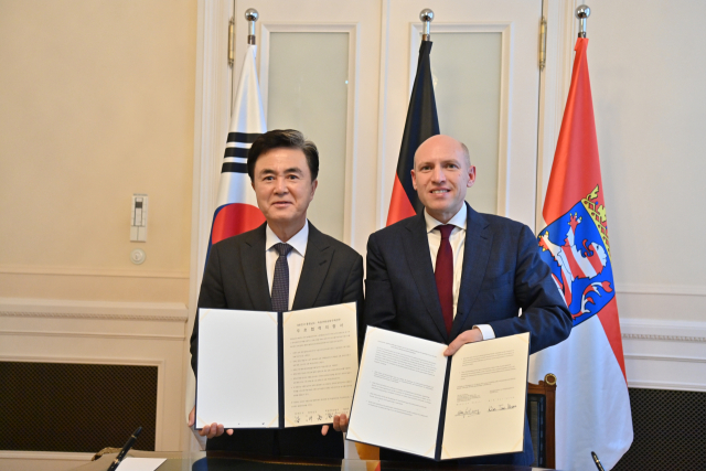 김태흠 충남지사는 지난 10일 독일 헤센주 청사에서 만프레드 펜츠 헤센주 대외협력장관과 우호협력 의향서(MOU)를 체결했다. 충남도 제공