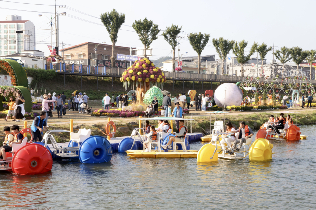 보은군은 지난 11일 개막한 2024 보은대추축제가 주말을 포함한 3일간 전국에서 찾아온 관광객들로 축제장이 인산인해를 이루며 명불허전 명품 축제임을 다시 한번 증명하고 있다고 밝혔다.(사진/보은군 제공)