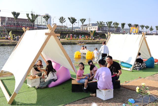 보은군은 지난 11일 개막한 2024 보은대추축제가 주말을 포함한 3일간 전국에서 찾아온 관광객들로 축제장이 인산인해를 이루며 명불허전 명품 축제임을 다시 한번 증명하고 있다고 밝혔다.(사진/보은군 제공)