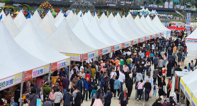 보은군은 지난 11일 개막한 2024 보은대추축제가 주말을 포함한 3일간 전국에서 찾아온 관광객들로 축제장이 인산인해를 이루며 명불허전 명품 축제임을 다시 한번 증명하고 있다고 밝혔다.(사진/보은군 제공)