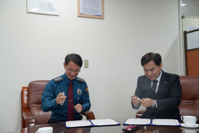 협약서에 서명하는 정재일 서장과 권혁진 지부장 모습사진=김익환 기자