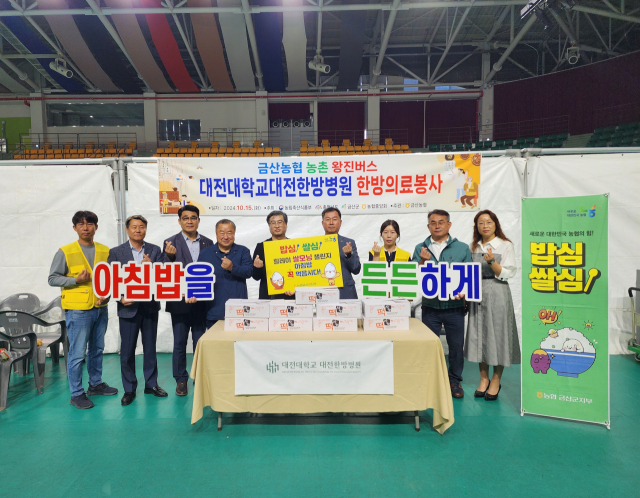 왕진버스 참가자들에게 백설기를 나눠주며 쌀소비 캠페인을 하고 있다. 사진=이상문 기자