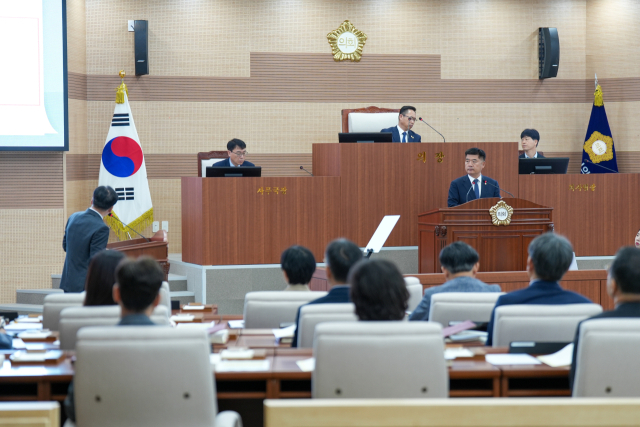 아산시의회 맹의석 의원이 조일교 아산시장 권한대행에게 시정질의를 하고 있다. 아산시의회 제공