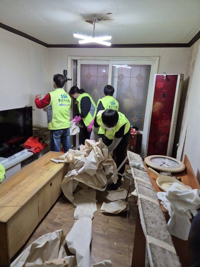 옥천읍지역사회보장협의체와 좋은 이웃들 봉사단은 집 내부를 가득 채운 쓰레기를 처리하는 등 봉사활동을 실시했다.(사진/좋은이웃들 제공)