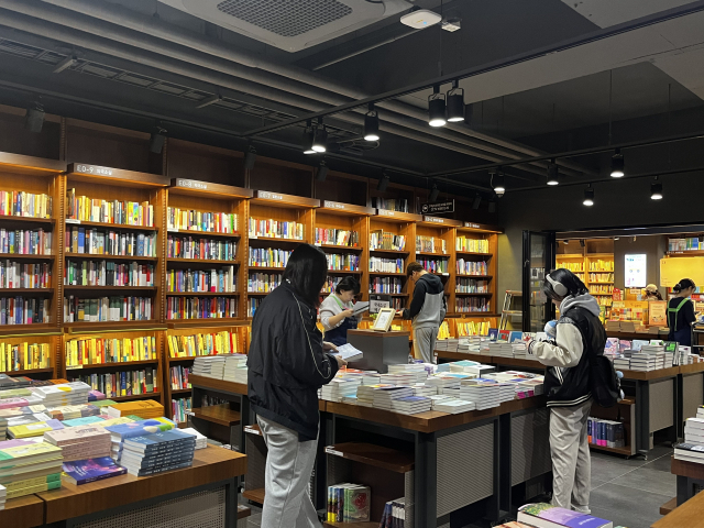 15일 방문한 대전의 한 대형서점에 손님들이 책을 둘러보고 있다. 사진=조정민 기자