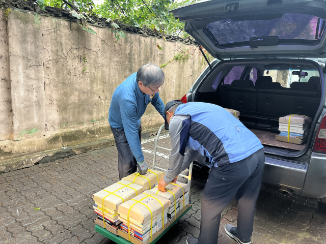 15일 오전 대전 중구의 한 총판 서점에서 한강 책을 공급하고 있는 모습. 사진=조정민 기자