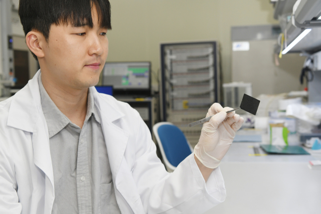 연구진이 새롭게 개발한 음이온교환막(AEM) 수전해용 촉매를 보이고 있다. 한국표준과학연구원 제공