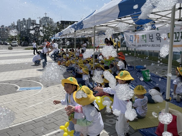 송악사회복지관(관장 강영규)은 내달 9일 지역 어린이집인 ‘숲에on 어린이집’, ‘아너스어린이집’과 함께 특별한 바자회를 개최한다고 밝혔다.
