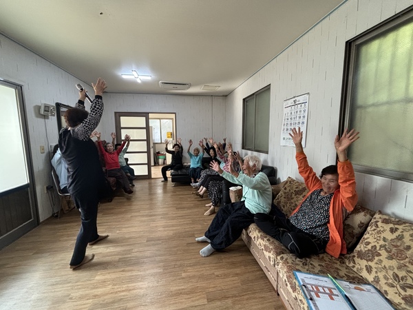 당진시노인복지관(관장 최태선)은 지난 8일 고대면 독거노인공동생활홈에서 주민 공동체 활동 활성화를 위한 ‘노래교실’을 진행했다.