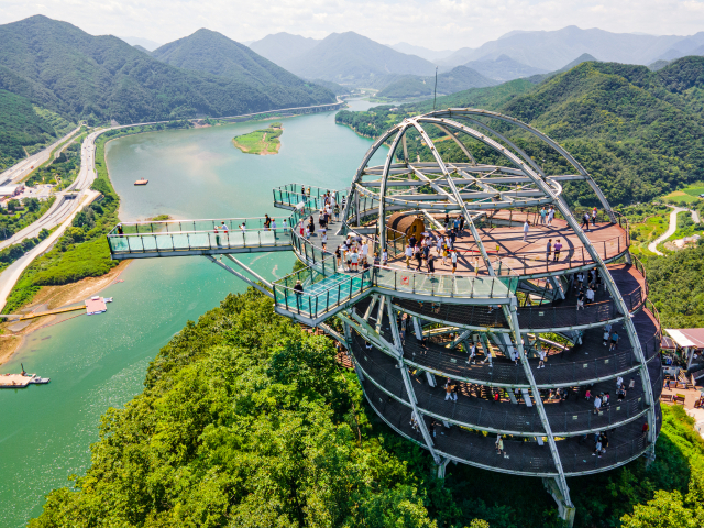 단양군의 디지털 관광주민증 등록자 수가 15만 명을 넘어섰다. 사진은 만천하스카이워크 모습. 단양군 제공
