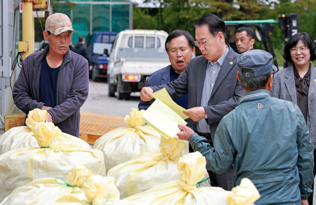 송인헌 군수가 건고추 수매 현장을 방문해 농민들의 노고를 격려했다. 괴산군 제공