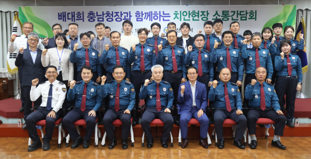 ▲배대희 충남경찰청장이 논산경찰서를 방문해 간담회를 마친 후 경찰서 관계자들과 함께 기념촬영을 하고 있다.