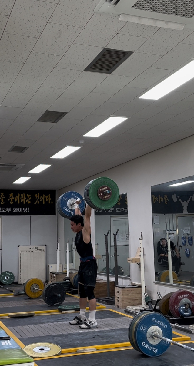 지난 14일 제 105회 전국체육대회에서 진행된 역도 61kg급에서 서성환(대전체육고2) 학생이 인상, 용상, 합계에서 모두 1위를 차지하는 3관왕을 달성했다. 변광식 지도교사 제공