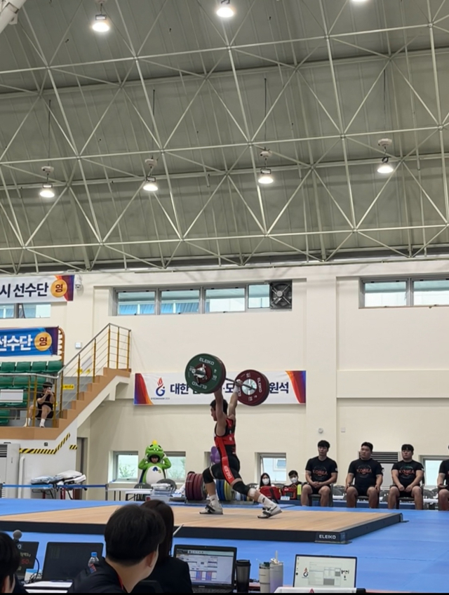 지난 14일 제 105회 전국체육대회에서 진행된 역도 61kg급에서 서성환(대전체육고2) 학생이 인상, 용상, 합계에서 모두 1위를 차지하는 3관왕을 달성했다. 변광식 지도교사 제공