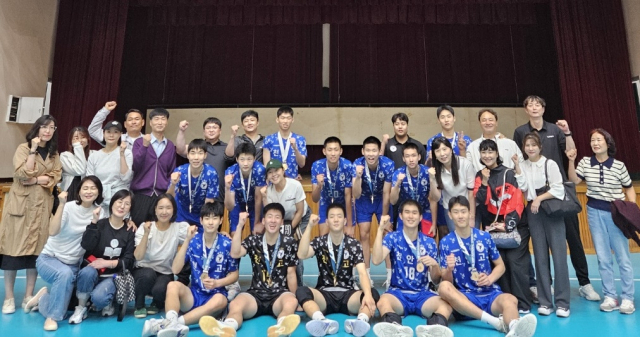 제105회 전국체육대회에서 우승을 차지한 천안고 배구부 선수들과 학부모 등이 기념촬영을 하고 있다. 천안고 제공.