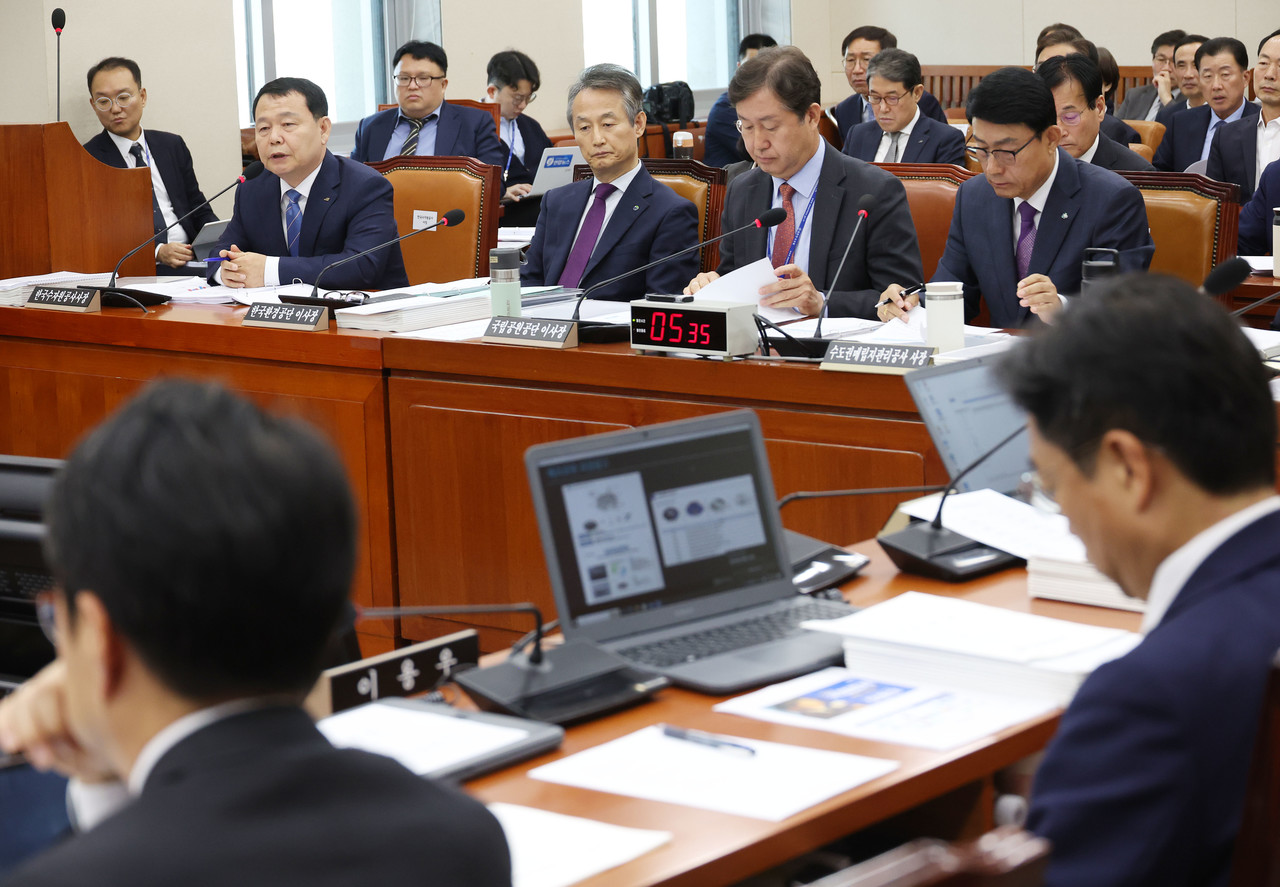 17일 국회에서 열린 환경노동위원회의 환경부 산하기관에 대한 국정감사에서 윤석대 한국수자원공사 사장이 의원 질의에 답하고 있다. 2024.10.17 사진=연합뉴스. 