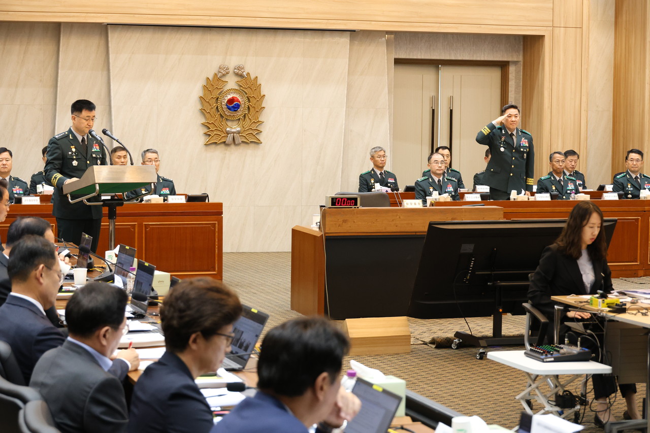 박안수 육군 참모총장이 17일 충남 계룡대 육군 본부에서 열린 국회 국방위 육군 국정감사에서 육군 간부들을 소개하고 있다. 2024.10.17 사진=연합뉴스.