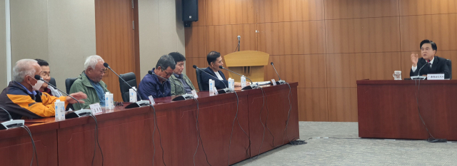 김태흠 충남지사는 18일 도청 상황실에서 부여군 수몰 지역 마을 대표 13명과 간담회를 진행했다. 사진=권혁조 기자.