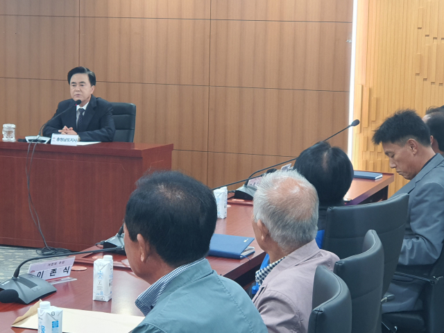 김태흠 충남지사는 18일 도청 상황실에서 부여군 수몰 지역 마을 대표 13명과 간담회를 진행했다. 사진=권혁조 기자.