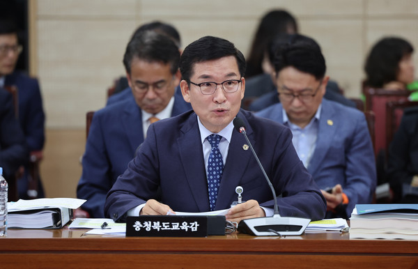  윤건영 충북교육감이 18일 충북대학교 개신문화관 회의실에서 열린 충북교육청 국정감사에서 의원 질의에 답변하고 있다. 사진=연합뉴스 