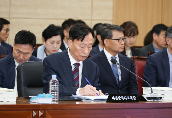 설동호 대전시교육감이 18일 충북 청주시 충북대학교 개신문화관 회의실에서 열린 교육위 국정감사에서 의원 질의를 메모하고 있다. 사진=연합뉴스 