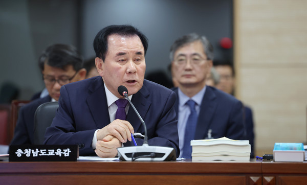  김지철 충남교육감이 18일 충북대학교 개신문화관 회의실에서 열린 교육위 국정감사에서 의원 질의에 답변하고 있다.  사진=연합뉴스