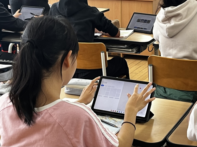 18일 직접 방문한 대전의 한 초등학교 수업 현장. 한 학생이 스마트 기기 네트워크 연결이 되지 않아 답답해 하고 있다. 사진=조정민 기자