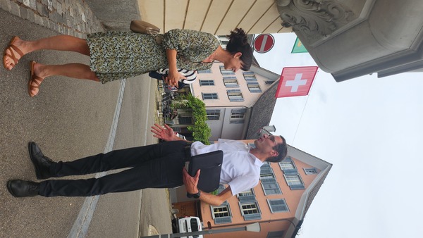 ▲ 퇴근길에 시몬 볼프 시장이 시민과 대화하며 바인펠덴의 개선사항 등 의견을 청취하고 있다.