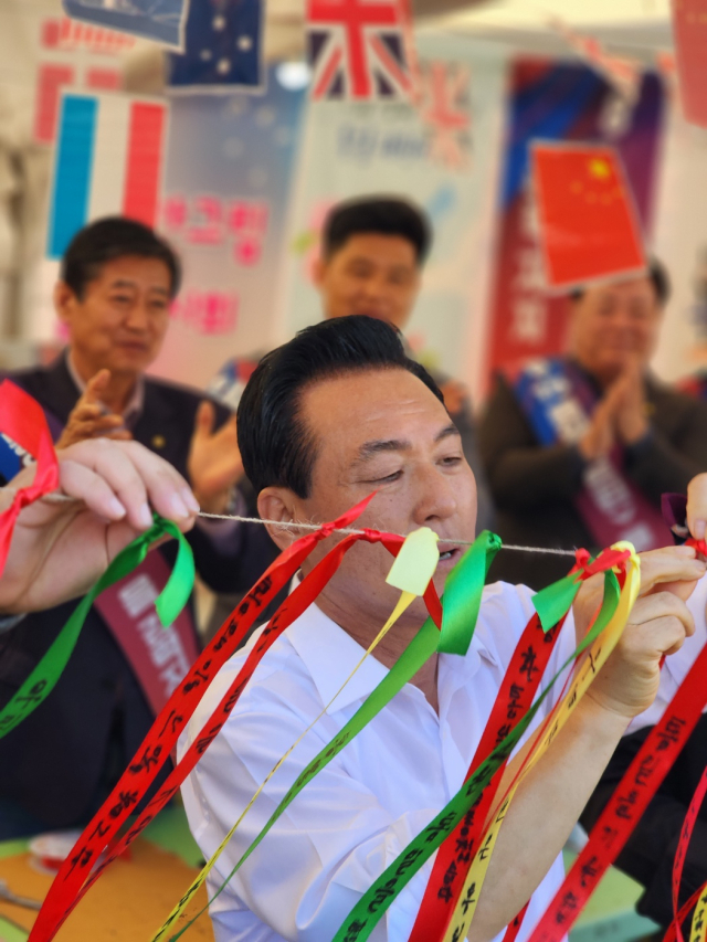 ▲백성현 논산시장이 통일기원 리본을 달고 있다.ㅌ