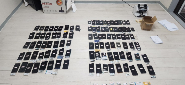 청소년 대상 도박사이트 운영에 사용된 휴대폰들. 대전경찰청 제공