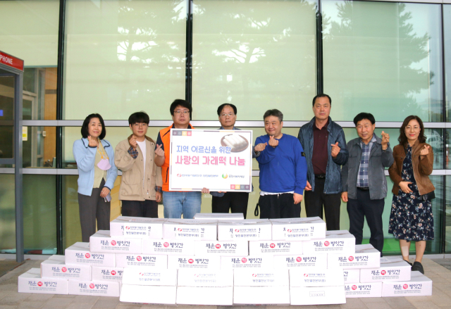 한국동서발전㈜ 당진발전본부(본부장 김훈희)는 지난 18일 관내 노인장기요양기관 15곳에 가래떡 55박스를 전달했다. 사진=당진발전본부 제공