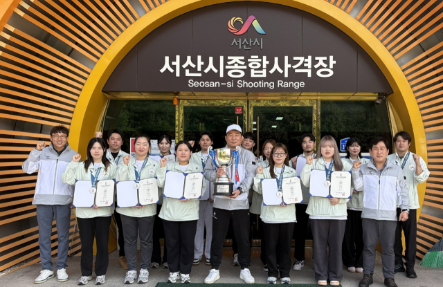 서산시청 사격팀이 서산시종합사격장에서 전국체육대회 메달 획득을 기념했다. 서산시 제공