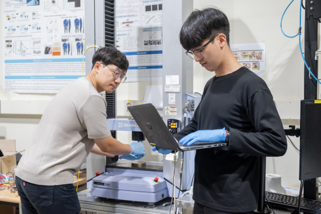 한국원자력연구원 정용록 박사(왼쪽)와 KAIST 신소재공학과 장한휘 박사과정(오른쪽)이 만능재료시험기를 사용해 소재의 강도를 분석하고 있다. 카이스트 제공