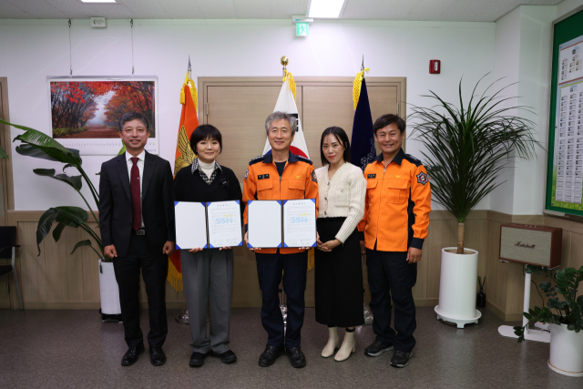 옥천군사회복지협의회는 옥천소방서와 사회관계망 형성 지원 업무협약을 체결했다. 옥천군사회복지협의회 제공