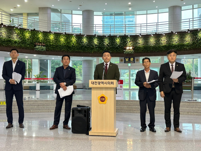 국민의힘 대전 대덕구 지역 시·구의원들이 22일 대전시의회 로비에서 기자회견을 열고 박경호 대덕구 당협위원장을 비판했다. 사진=이심건 기자