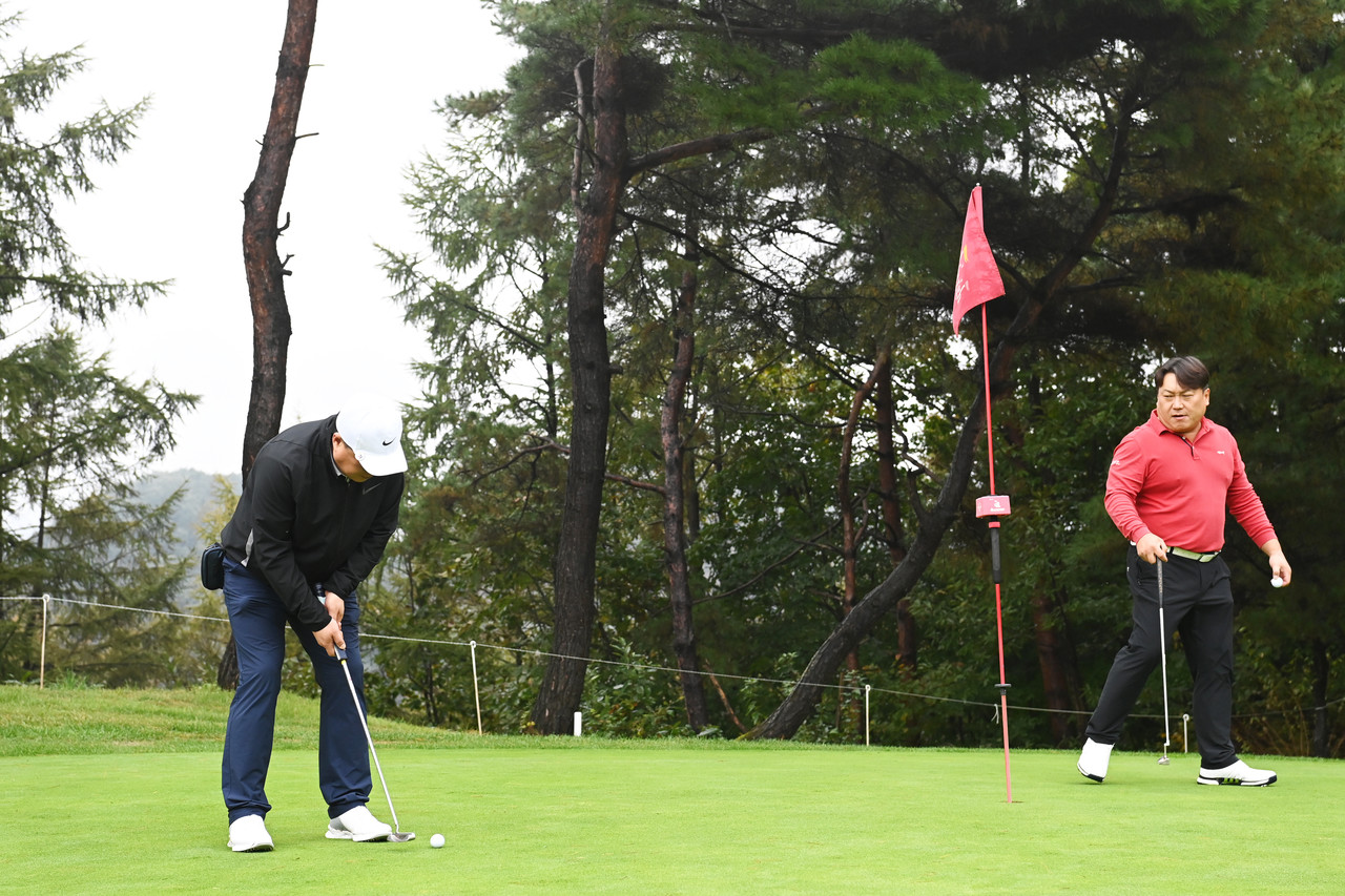 22일 충남 금산 에딘버러 컨트리클럽에서 열린 제12회 금산군수배 전국아마추어 골프대회에 참가한 골퍼들이 자신들의 공 위치를 살피고 있다. 김주형 기자 kjh2667_@cctoday.co.kr