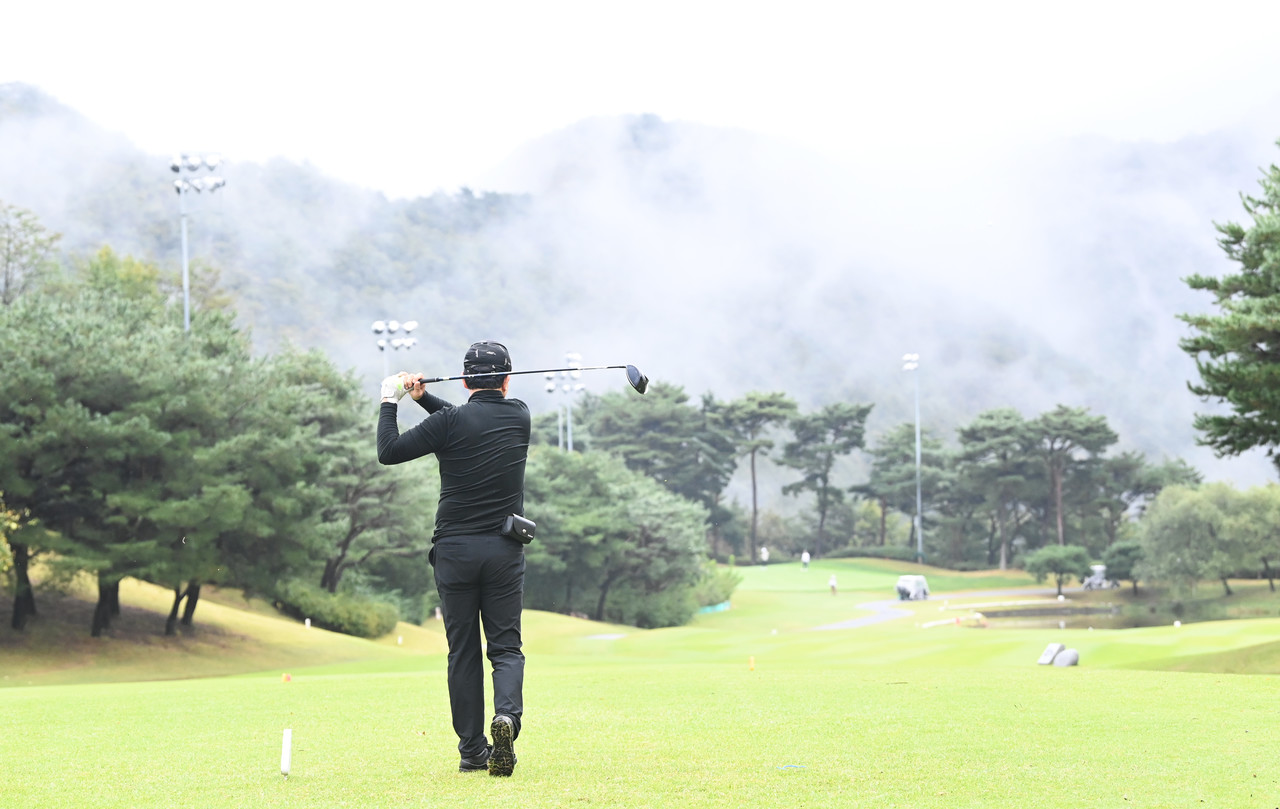 22일 충남 금산 에딘버러 컨트리클럽에서 열린 제12회 금산군수배 전국아마추어 골프대회에 참가한 한 남성골퍼가 호쾌한 드라이버를 날리고 있다. 김주형 기자 kjh2667_@cctoday.co.kr