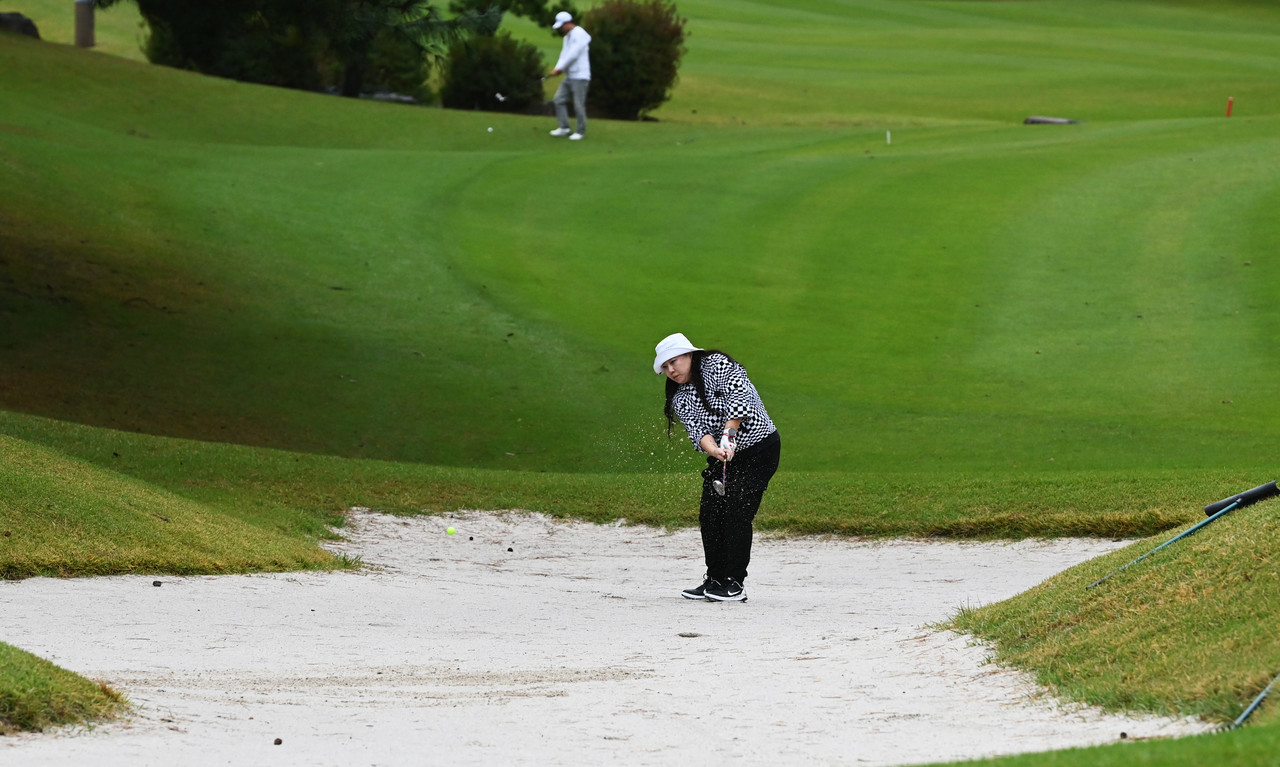 22일 충남 금산 에딘버러 컨트리클럽에서 열린 제12회 금산군수배 전국아마추어 골프대회에 참가한 한 여성골퍼가 벙커를 탈출하고 있다. 김주형 기자 kjh2667_@cctoday.co.kr