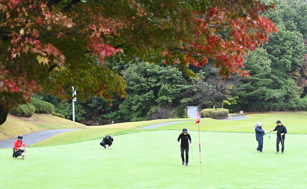 22일 충남 금산 에딘버러 컨트리클럽에서 열린 제12회 금산군수배 전국아마추어 골프대회에 참가한 골퍼들이 스윙 연습을 하고 있다. 김주형 기자 kjh2667_@cctoday.co.kr